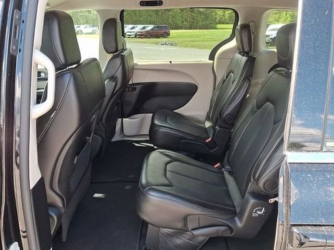 Used 2024 Chrysler Pacifica Touring-L FWD image 10