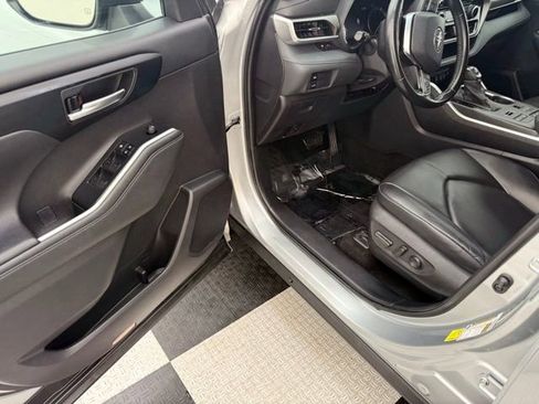 Used 2021 Toyota Highlander XLE image 30