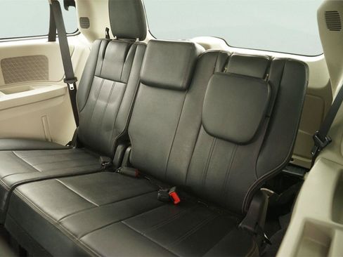 Used 2016 Chrysler Town & Country Touring FWD image 14