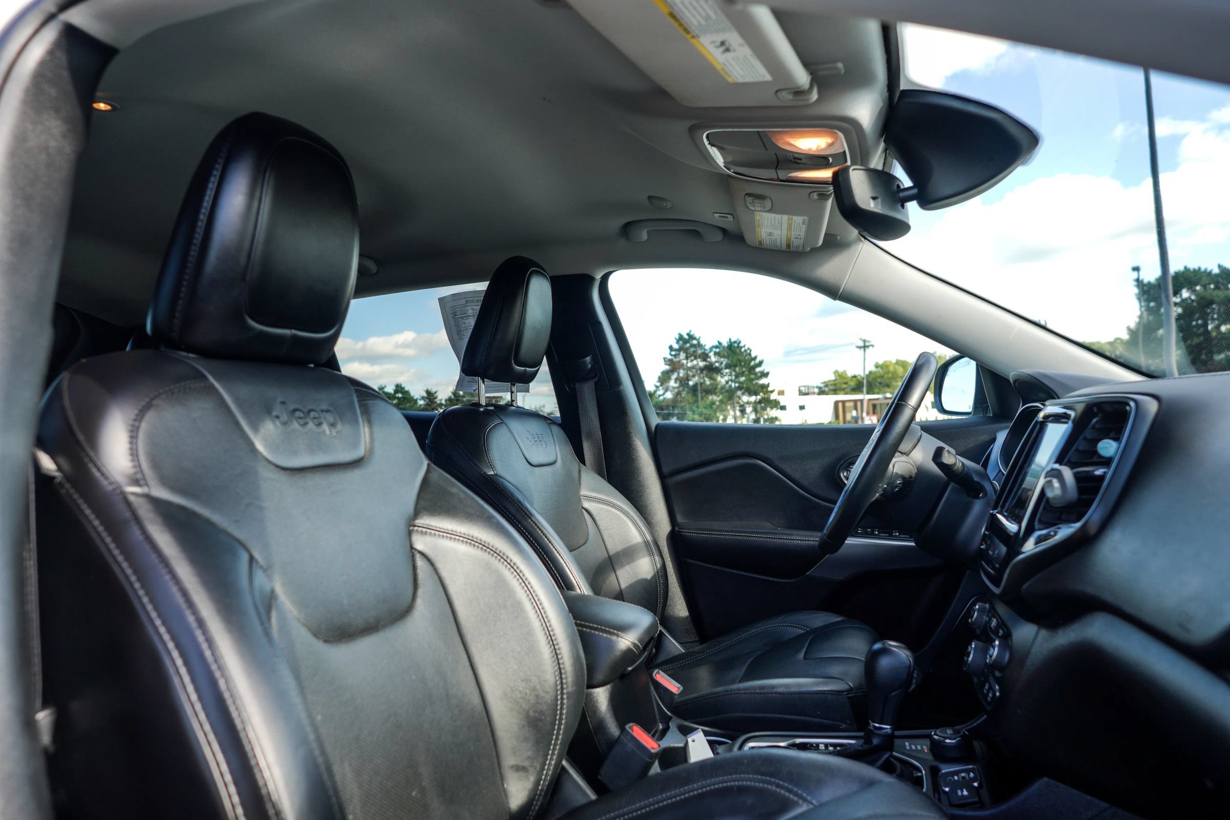 Used 2019 Jeep Cherokee Limited w/ Luxury Group AWD/4WD image 17