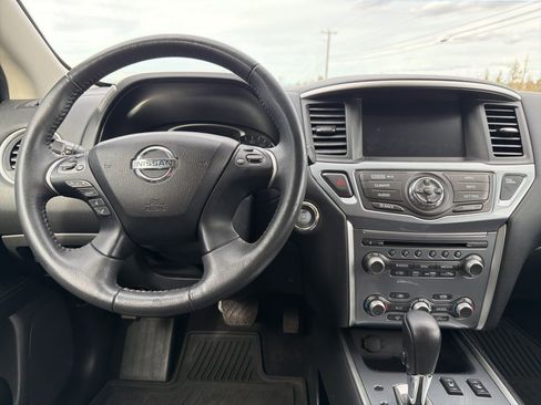 Used 2017 Nissan Pathfinder SL image 16