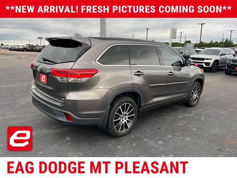 Used 2017 Toyota Highlander SE FWD image 4