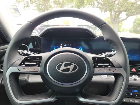 Used 2025 Hyundai Elantra SEL FWD image 16