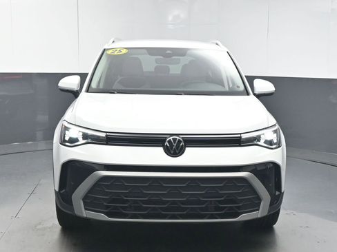 Used 2025 Volkswagen Taos SE image 3