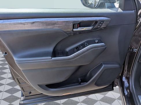 Used 2022 Toyota Highlander Limited AWD/4WD image 9