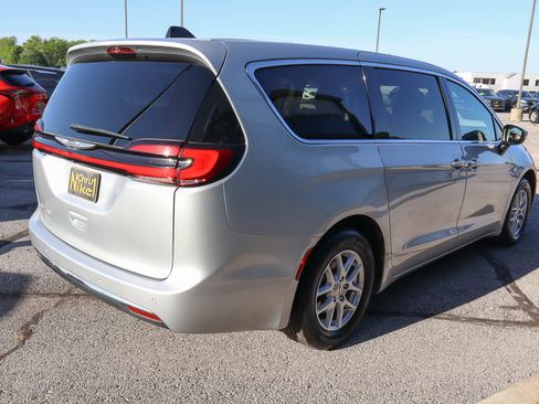 Used 2023 Chrysler Pacifica Touring-L FWD image 4