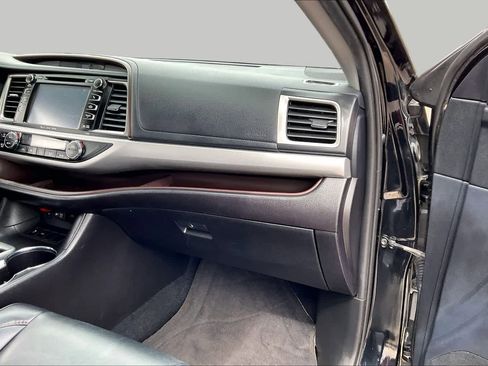Used 2019 Toyota Highlander XLE FWD image 19