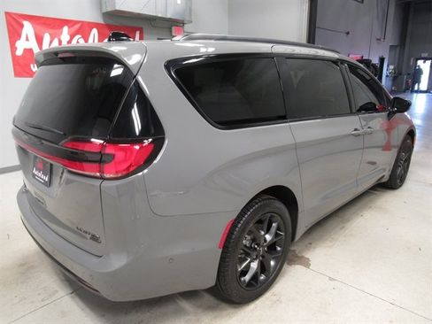 Used 2023 Chrysler Pacifica Limited w/ S Appearance Package AWD/4WD image 7