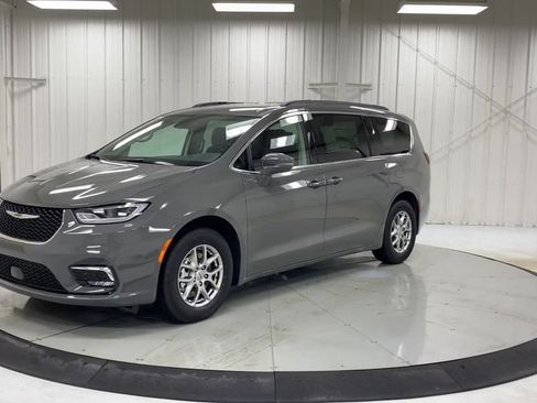 Used 2021 Chrysler Pacifica Touring w/ Uconnect Theater Family Group FWD image 4