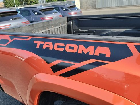 Used 2018 Toyota Tacoma SR5 RWD image 24