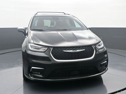 Used 2023 Chrysler Pacifica Pinnacle image 2