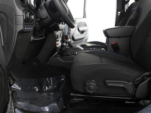 Used 2025 Jeep Wrangler Unlimited Rubicon 4xe AWD/4WD image 15