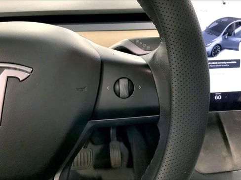 Used 2022 Tesla Model Y Long Range image 22