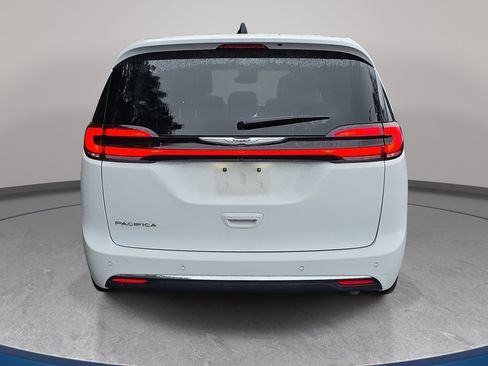 Used 2024 Chrysler Pacifica Touring-L FWD image 2