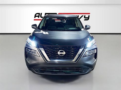 Used 2023 Nissan Rogue SV image 2