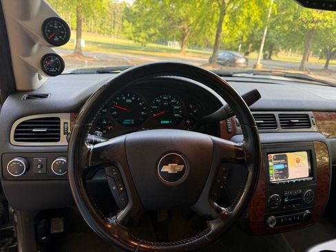 Used 2008 Chevrolet Suburban LT w/ LT Preferred Equipment Group RWD image 7