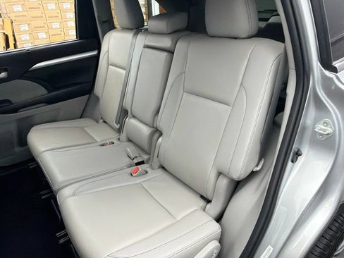 Used 2019 Toyota Highlander XLE AWD/4WD image 21