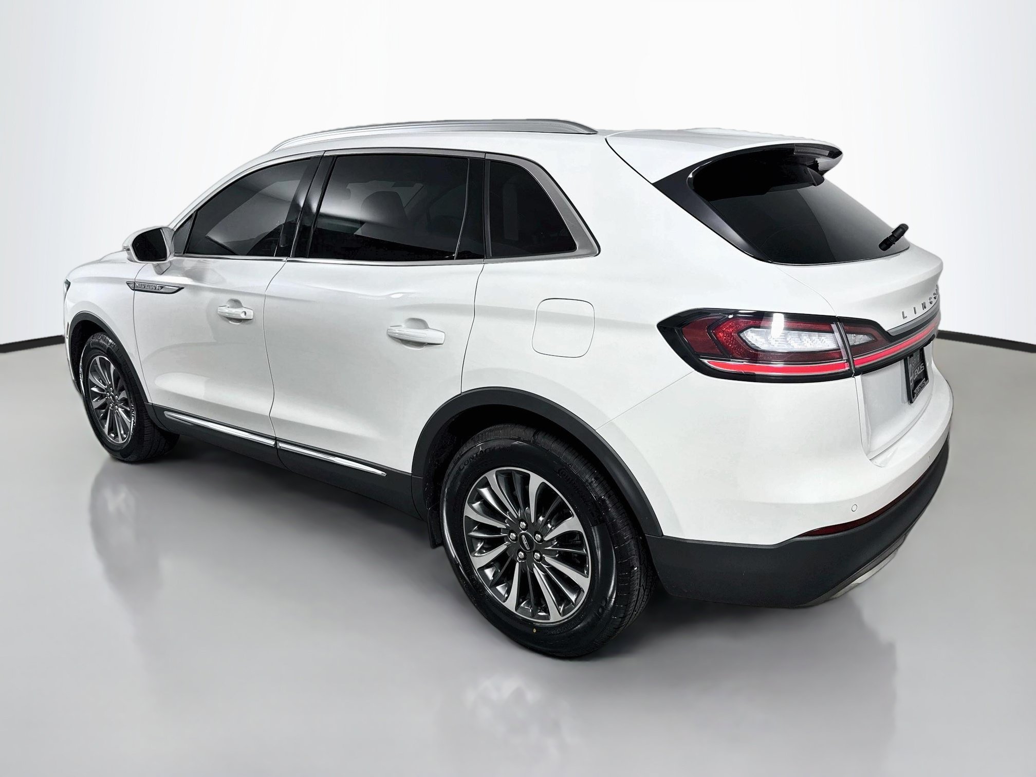 Used 2022 Lincoln Nautilus FWD w/ Premium Package image 5
