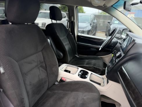 Used 2015 Chrysler Town & Country Touring FWD image 19