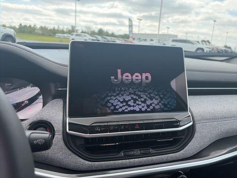 Used 2023 Jeep Compass Latitude w/ Convenience Group image 34