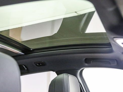 Certified 2025 Porsche Macan AWD/4WD image 22