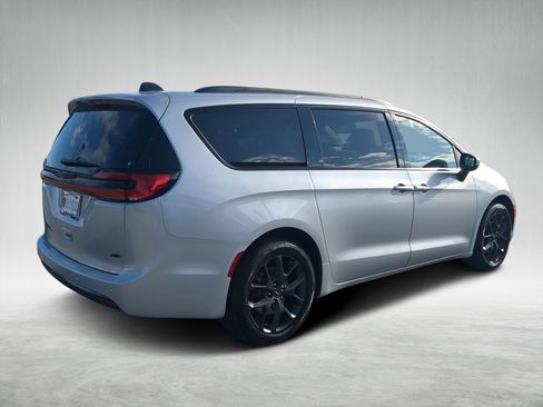 Used 2023 Chrysler Pacifica Touring-L w/ S Appearance Package image 3