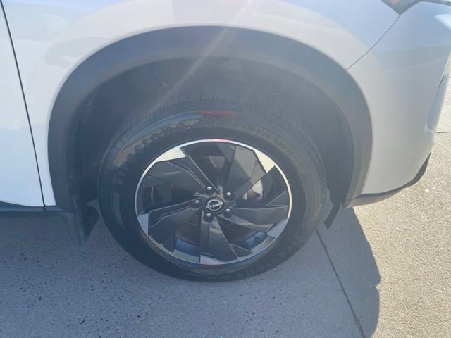 Used 2025 Nissan Rogue SV AWD/4WD image 2