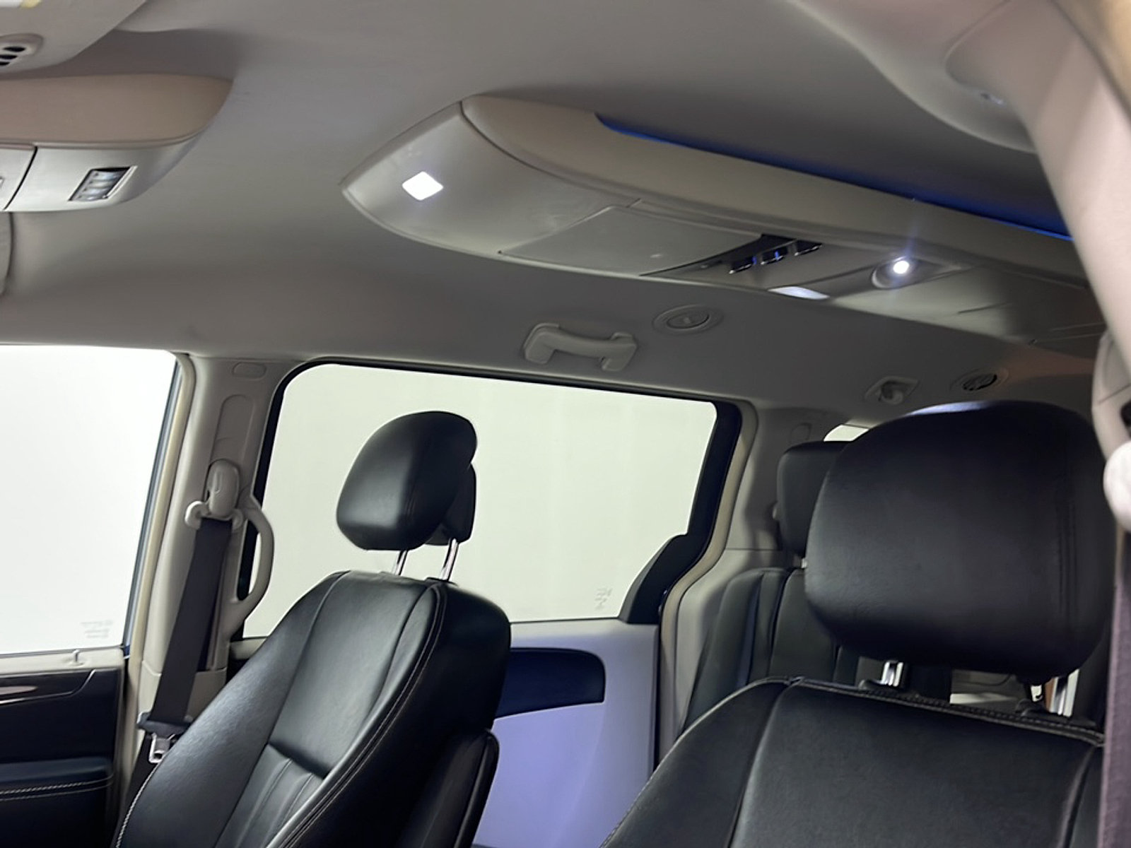 Used 2015 Chrysler Town & Country Touring FWD image 11