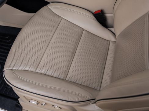 Used 2023 Cadillac Escalade Premium Luxury image 22