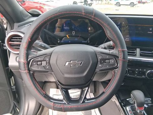 Used 2025 Chevrolet Trax RS w/ Sunroof Package FWD image 8
