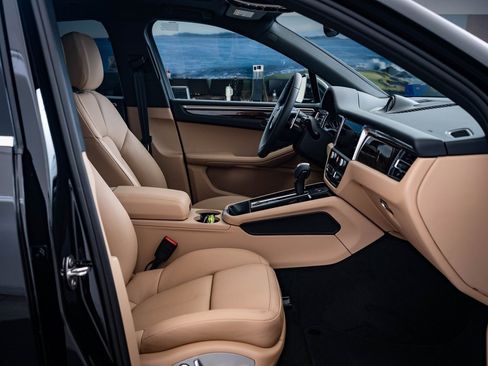 Certified 2025 Porsche Macan image 22