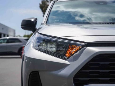 Used 2021 Toyota RAV4 LE w/ Carpet Mat Package (TMS) FWD image 15