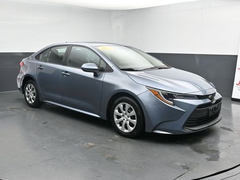 Used 2023 Toyota Corolla LE image 2