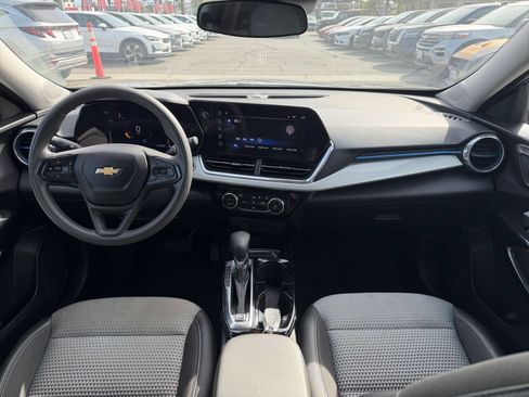 Used 2025 Chevrolet Trax LT FWD image 32