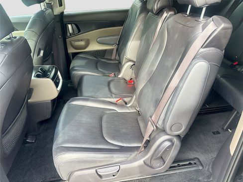 Used 2025 Kia Carnival FWD image 27