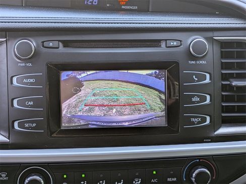 Used 2018 Toyota Highlander LE image 20