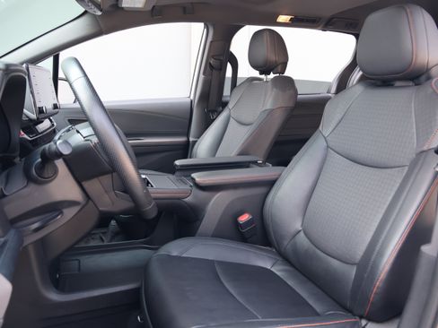 Used 2023 Toyota Sienna XSE w/ XSE Plus Package FWD image 31