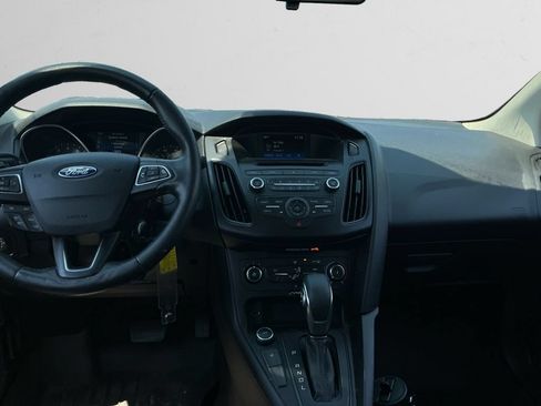 Used 2017 Ford Focus SE w/ Cold Weather Package FWD image 11