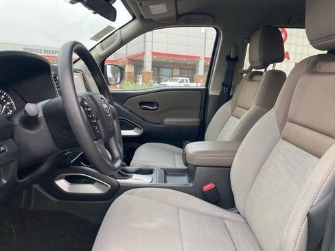 Used 2024 Nissan Frontier SV image 10