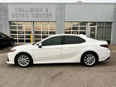 Used 2023 Toyota Camry LE image 3