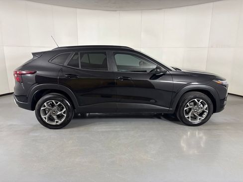 Used 2025 Chevrolet Trax LT FWD image 8