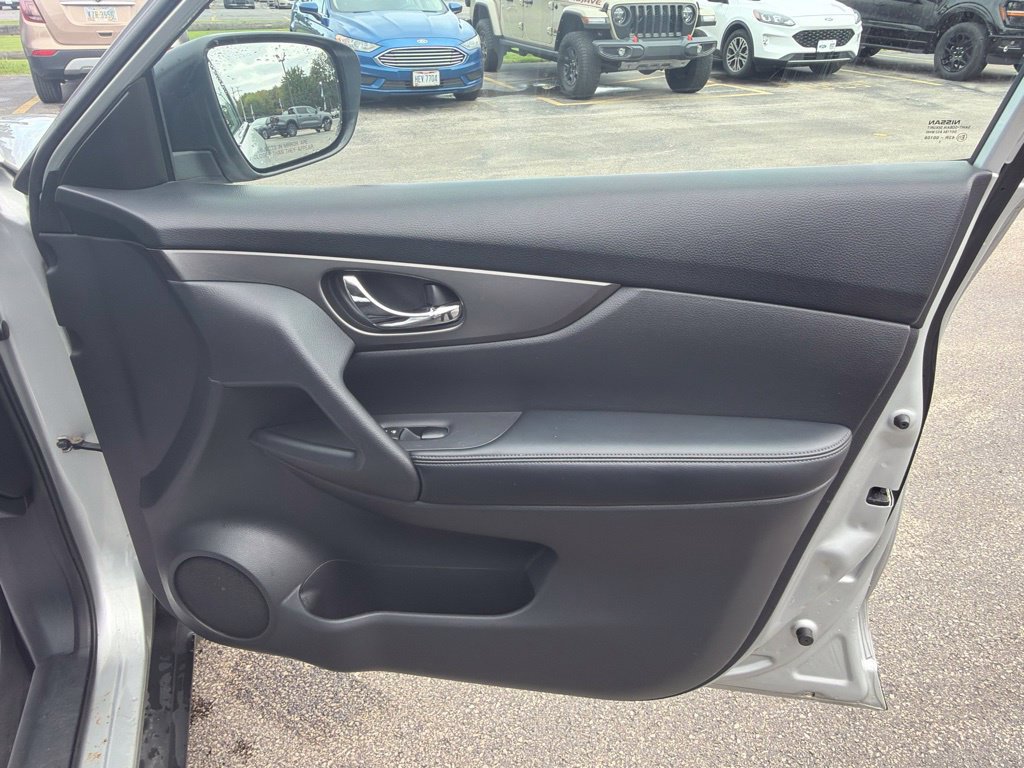 Used 2016 Nissan Rogue S AWD/4WD image 23