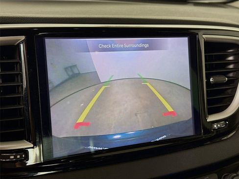 Used 2022 Chrysler Pacifica Touring-L FWD image 6