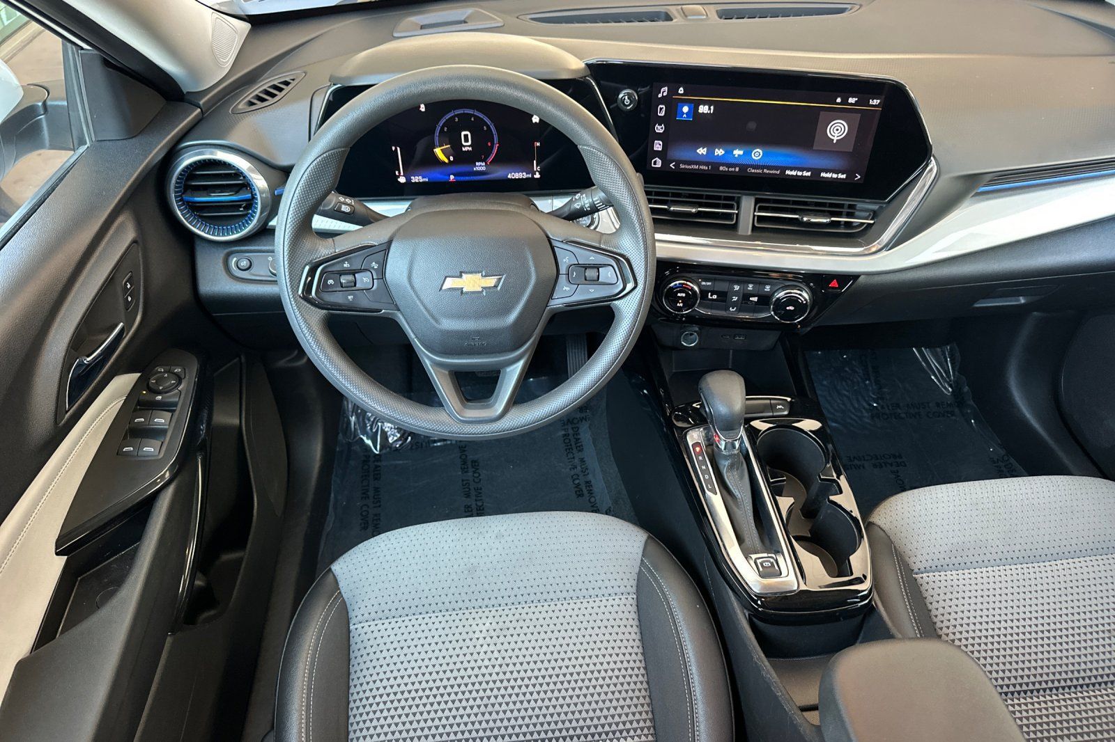 Used 2025 Chevrolet Trax LT FWD image 14