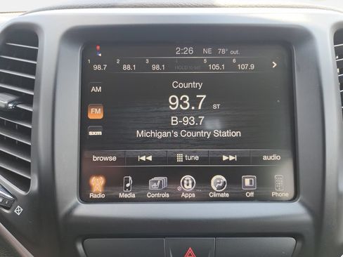 Used 2018 Jeep Cherokee Latitude Plus w/ Cold Weather Group AWD/4WD image 21