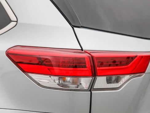 Certified 2018 Toyota Highlander SE image 9