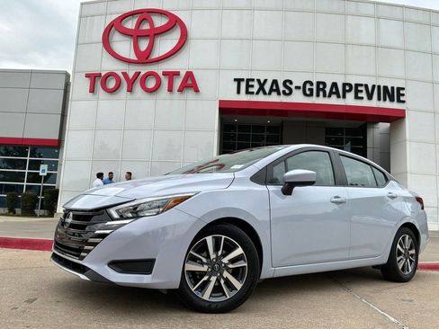 Used 2025 Nissan Versa SV FWD image 2