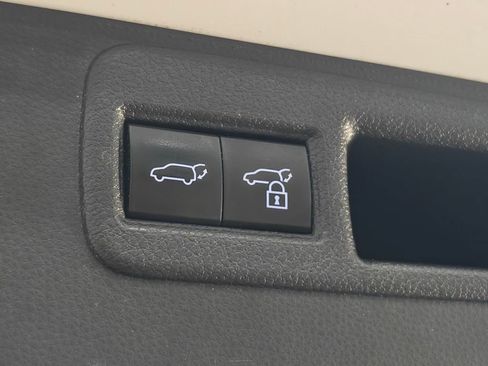 Used 2022 Toyota Venza LE image 32