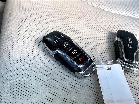 Used 2016 Lincoln MKX Reserve w/ Technology Package FWD image 9