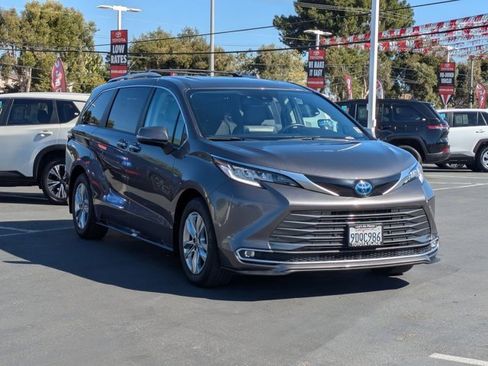 Used 2022 Toyota Sienna Limited image 3